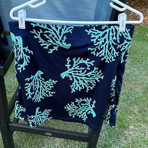Navy skort with teal and white coral pattern - size M - Picture 1 of 3